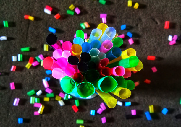 一个由彩色吸管制成的概念图片下载