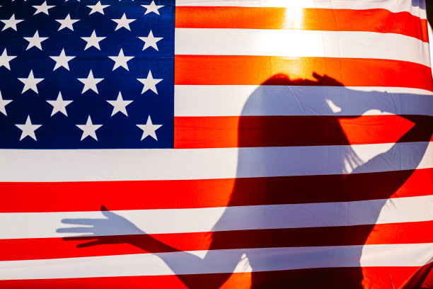 美国国旗后面一个女孩的剪影图片下载