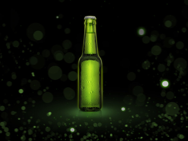 啤酒瓶在黑色背景与抽象灯光。三维渲染图片下载