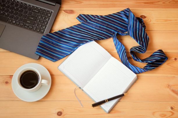 打开日记、领带、咖啡、笔记本电脑和笔。俯视图，复制空间。图片下载