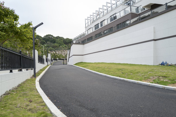 住宅区内的行人道图片下载