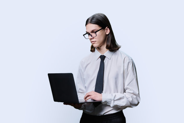 十几岁的大学生在白色背景下使用笔记本电脑图片下载