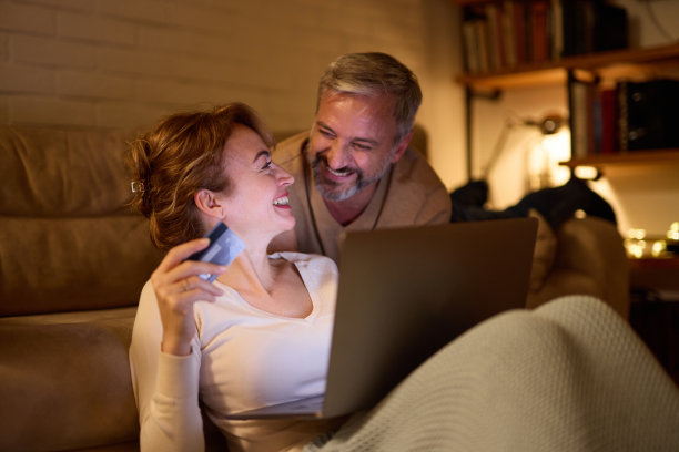 成熟的夫妻一起在家用笔记本电脑网购图片下载