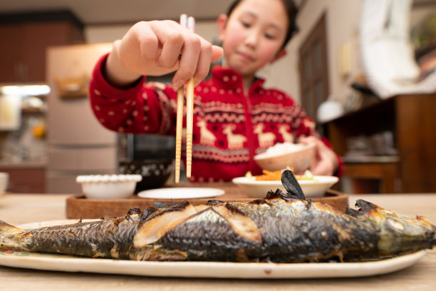 孩子用筷子吃烤鱼图片下载