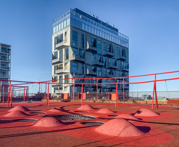 高层住宅楼和屋顶红色操场图片下载