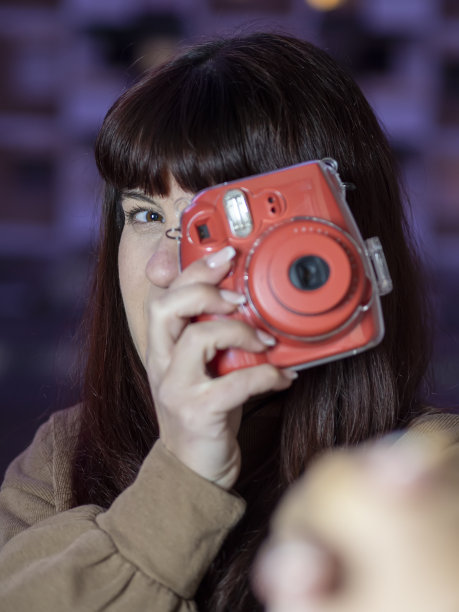 拿着即时相机的女人图片下载
