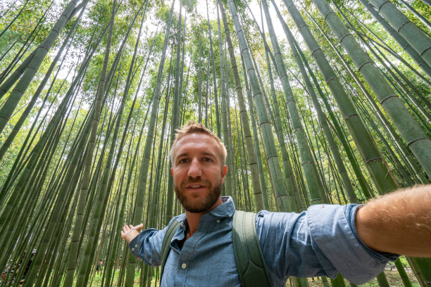 年轻男子在日本竹林自拍图片下载