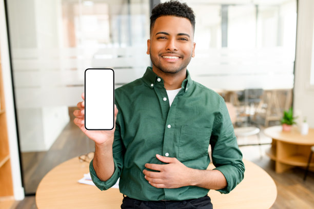 英俊的印度男子拿着空屏幕的智能手机，自信的商人展示最好的交易图片下载