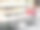 女孩在商店里挑选蛋糕。图片下载