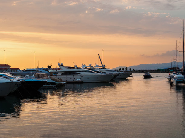 海港，港口，日落时的码头。平静的大海和多云的天空图片下载