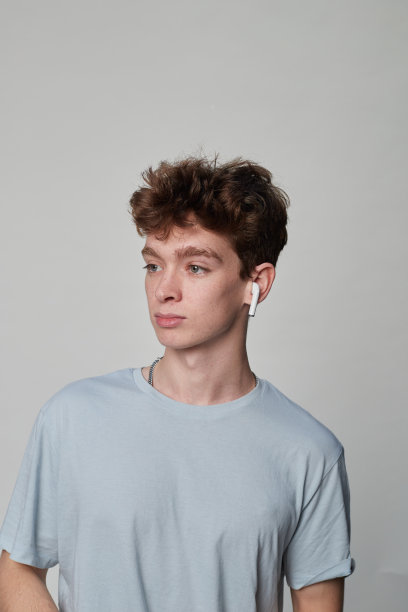 一个带着耳机的男孩的侧视图图片下载