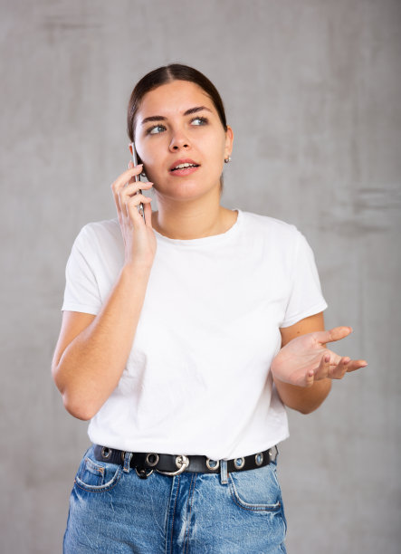 惊讶的年轻女子打电话图片下载