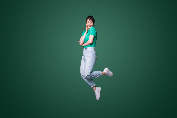 全身尺寸的照片，惊讶的女人看到一些令人难以置信的东西，而孤立在绿色背景图片下载