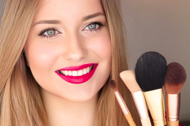 美容，化妆和化妆品，美丽的女人的脸画像化妆刷，奢侈品化妆品，化妆师或美容博主的概念图片下载