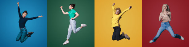 四个无忧无虑的迷人的现代女性的拼贴画，年龄不同，心情好，举手跳跃，孤立在颜色背景上。时髦的横幅。兴奋的。快乐，赢，成功。图片下载