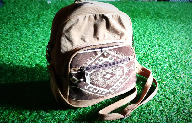 这是一款以风景照片为主题的达雅克部落的女性装饰包图片下载