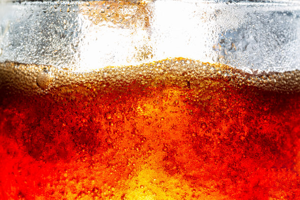 宏观可乐背景，可乐背景与冰和气泡图片下载