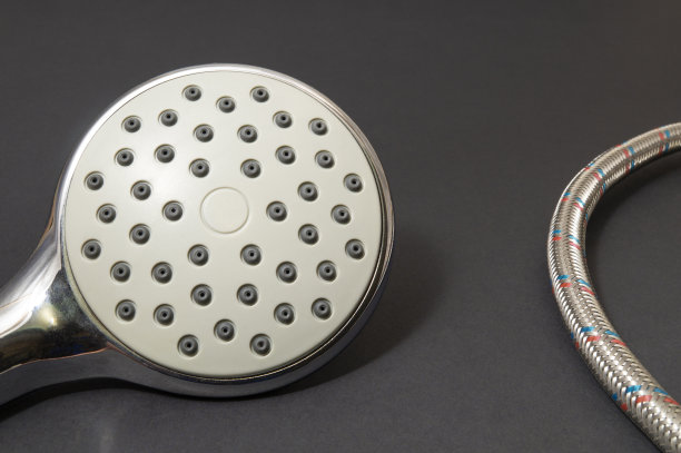 黑色背景的淋浴头。图片下载