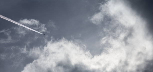 在葡萄牙布拉加的一个雨天，飞行的飞机横幅。图片下载
