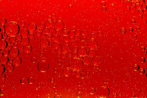 宏观红色软饮料背景，抽象背景。油滴在水面上，颜色红绿相间。宏图片下载
