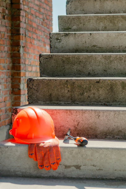 一副手套和一个泥瓦匠头盔。图片下载