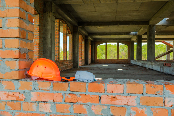 一副手套和一个泥瓦匠头盔。图片下载