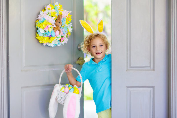 孩子们寻找复活节彩蛋。孩子和鸡蛋，兔子耳朵图片下载