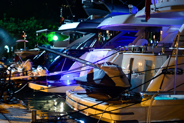 码头上有昂贵的船只和游艇。图片下载