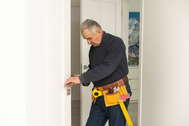 在家修门的成熟男人图片下载