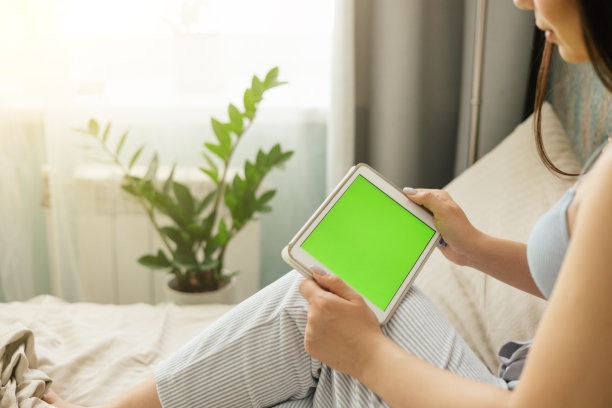 有个女孩站在绿屏的电话后面图片下载