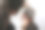 用剪子工作的手特写。专业的发型师女人剪成熟男人的头发。他正在理发店或美容院理发。图片下载