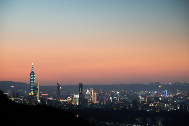 黄昏的台北市剪影。太阳向地平线移动。图片下载