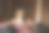 用信用卡用笔记本电脑的美女。图片下载