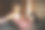 用信用卡用笔记本电脑的美女。图片下载