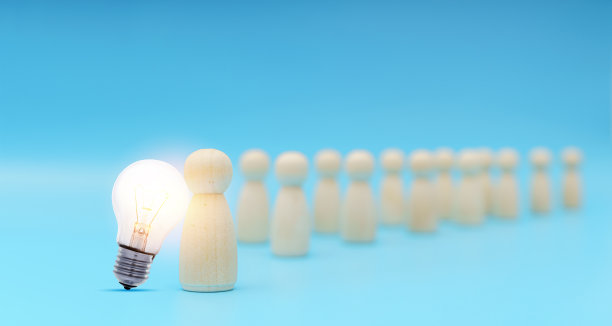 优秀的人站在灯泡图标从人群中脱颖而出。人力资源，人才管理图片下载