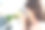 近距离女子喝茶从一个杯子，而在家里工作在她的笔记本电脑图片下载
