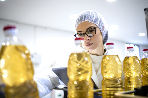 在食品行业工作的女性员工。图片下载