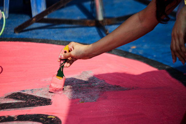 有人在操场上画画图片下载