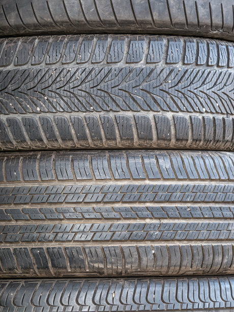 一堆一堆的二手车轮胎。磨损的橡胶轮胎图片下载