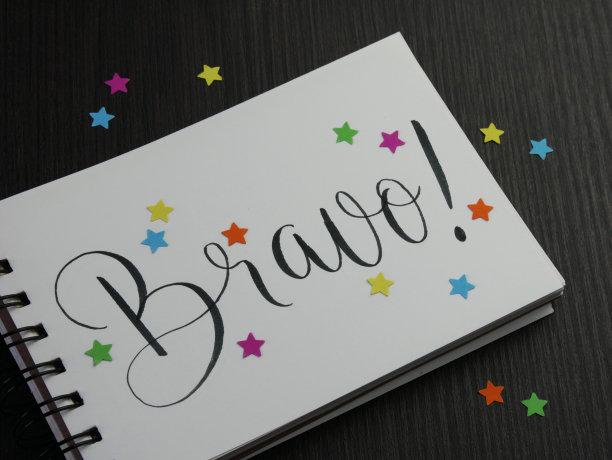 万岁!(太棒了!(法语)在笔记本上刻字图片下载