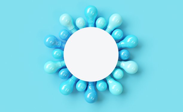 创意布局，彩色灯泡蓝色阴影颜色。最小的淡蓝色背景。复制空间纸卡片背景。三维渲染图片下载