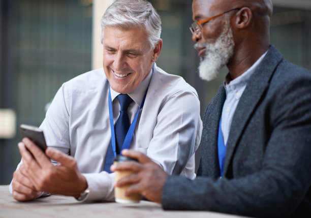 商务人士，在城市、街道或城镇，在社交媒体上大笑和打电话。科技、喜剧或快乐的高级男性、拥有5g手机的朋友或同事在浏览网页时大笑图片下载