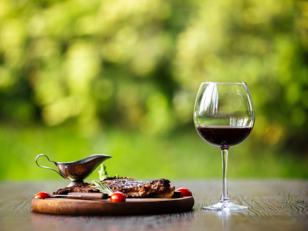 烤牛排配酱汁和红酒图片下载