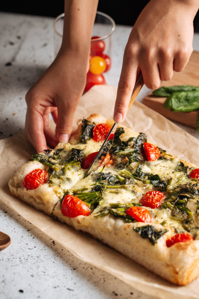 手切意大利佛卡夏面包加菠菜图片下载