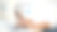 裁剪图像的女性远程工作在咖啡馆，使用笔记本电脑和她的手机。图片下载