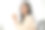 迷人的亚洲女商人坐在她的办公桌前，拿着咖啡杯，微笑着看着相机图片下载