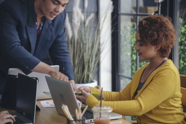 专业商人与合伙人之间的合作。一群商业人士在头脑风暴会议上指着年度报告，讨论解决问题的方法。经营理念图片下载