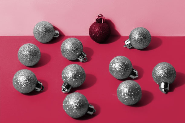 红色的圣诞球夹在蓝色的球里。人格的概念图片下载