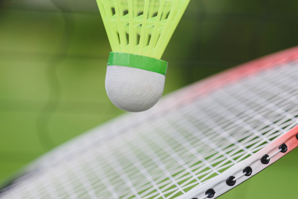 羽毛球小鸟从球拍反弹的特写镜头。图片下载