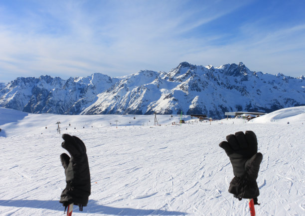 阿尔卑斯山脉滑雪板上的手套图片下载